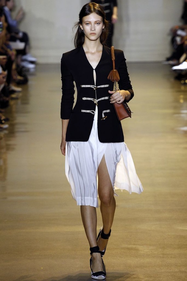 تصاميم رائعة جمعت التراث والإحترافية في عرض Altuzarra