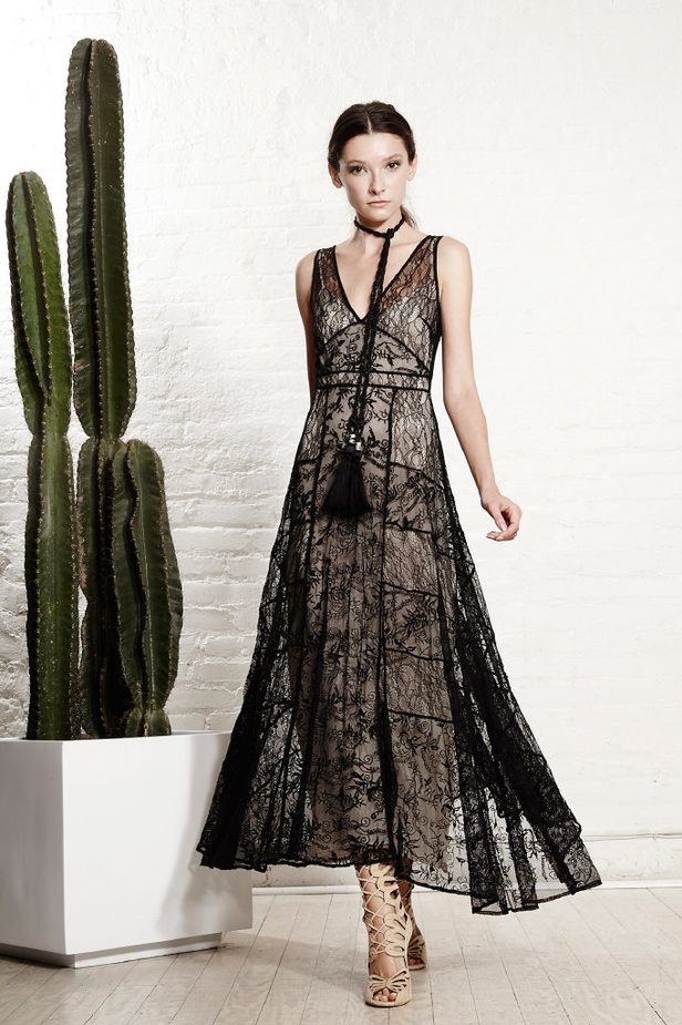 التطريز اليدوي والجينز الواسع يزيّنان مجموعة Alice and Olivia