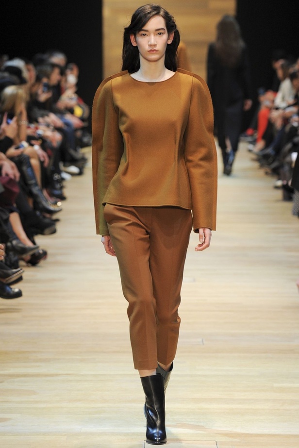 Guy Laroche قصات عسكرية بأسلوب أنثوي