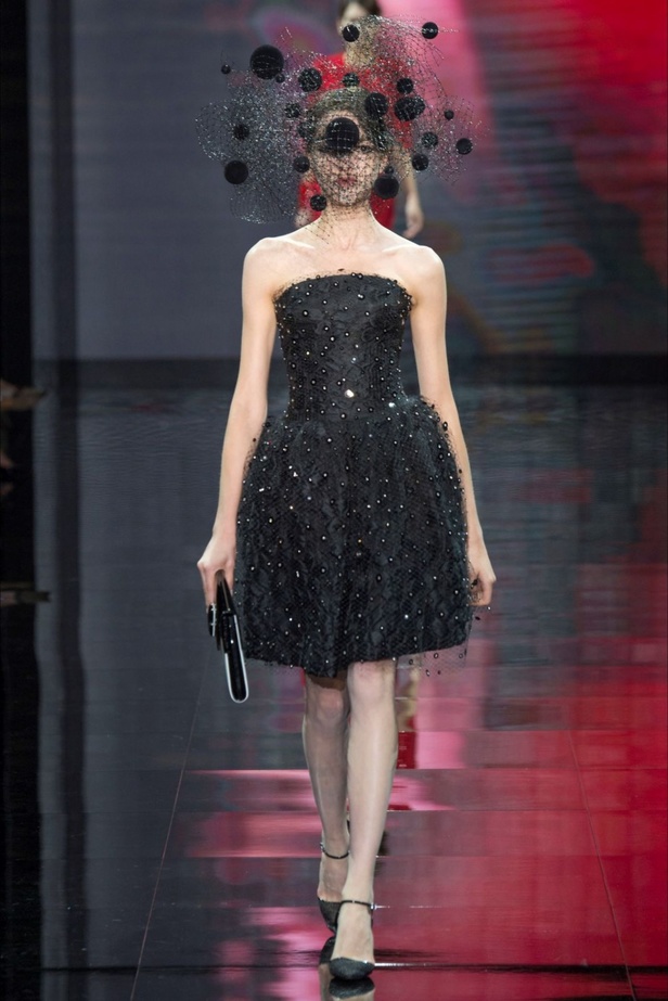 إحتفال مبكر  بعيد الحب في عرض Armani Prive!