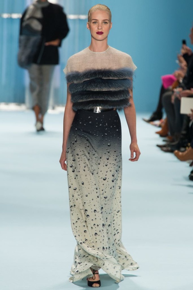 Carolina Herrera مجموعة غنية بين البحر والسماء