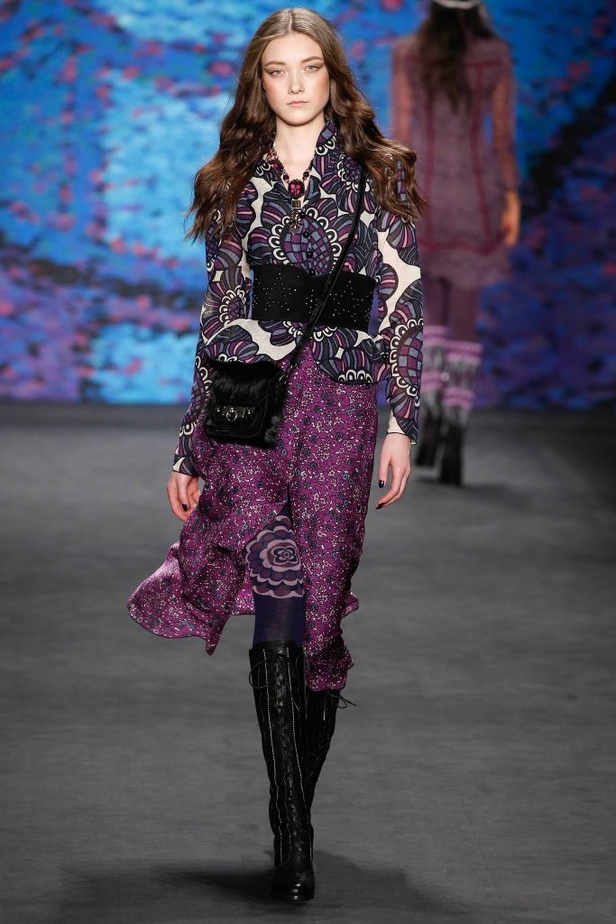 Anna Sui تعيد إبتكار الفولكلور على طريقتها