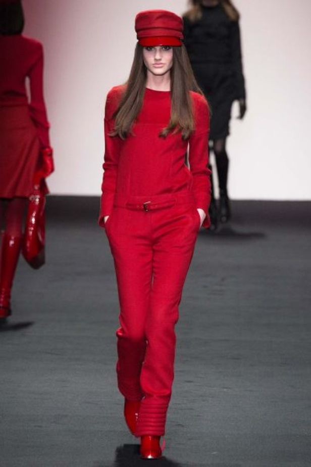 الأحمر الصارخ والجلد الفاخر الأبرز في مجموعة "Daks" 