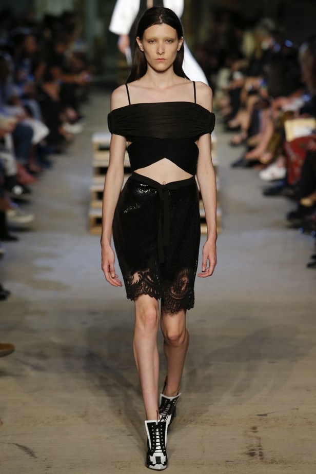 لوحة تأملية من Givenchy في مجموعة ربيع وصيف 2016