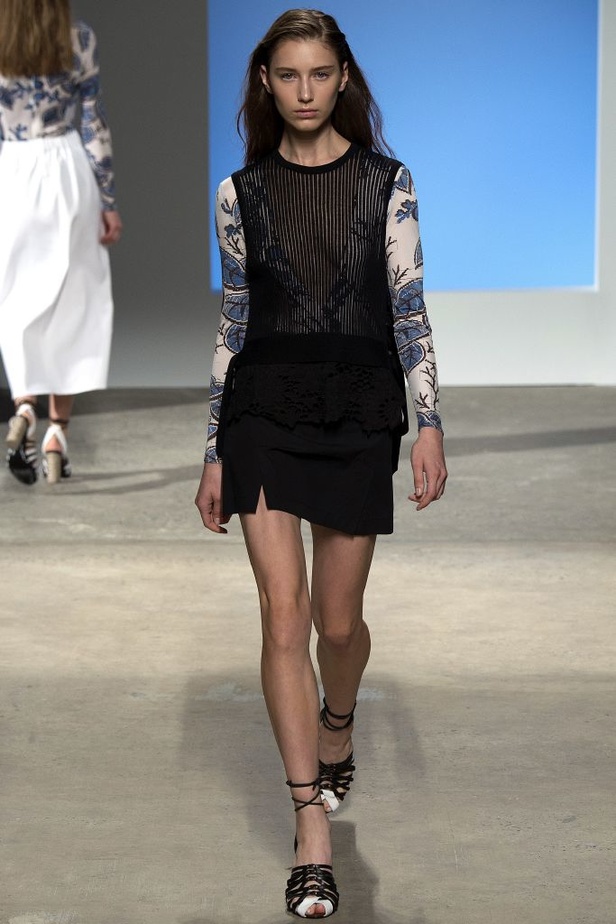 سحر الأنوثة الشبابية في مجموعة  Thakoon