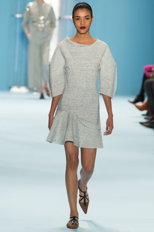 Carolina Herrera مجموعة غنية بين البحر والسماء