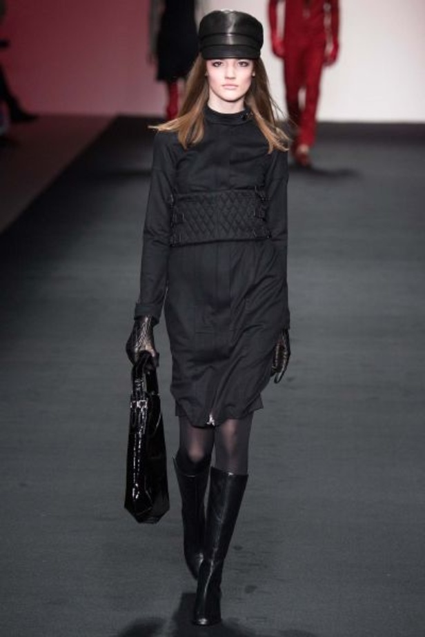 الأحمر الصارخ والجلد الفاخر الأبرز في مجموعة "Daks" 