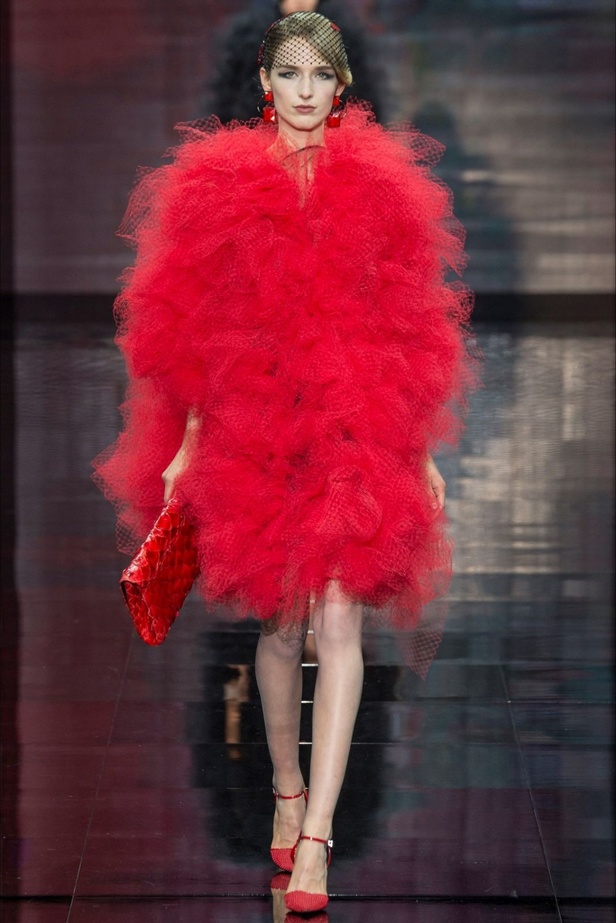 إحتفال مبكر  بعيد الحب في عرض Armani Prive!