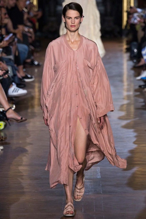 Stella McCartney تنقلنا إلى عالم الأحلام