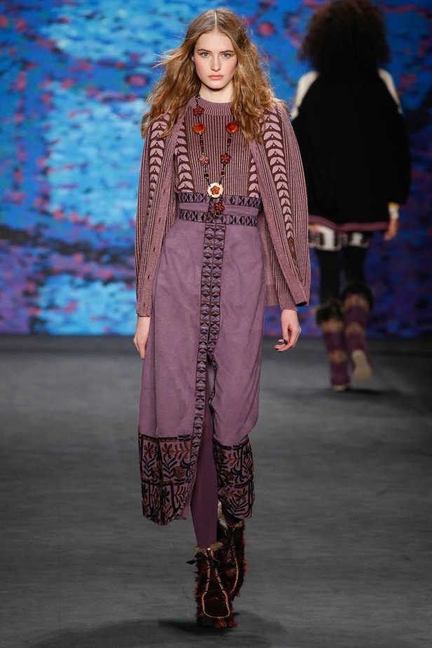 Anna Sui تعيد إبتكار الفولكلور على طريقتها