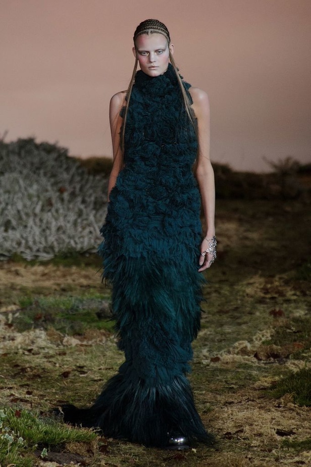 Alexander McQueen أزياء من وحي قصص الخيال