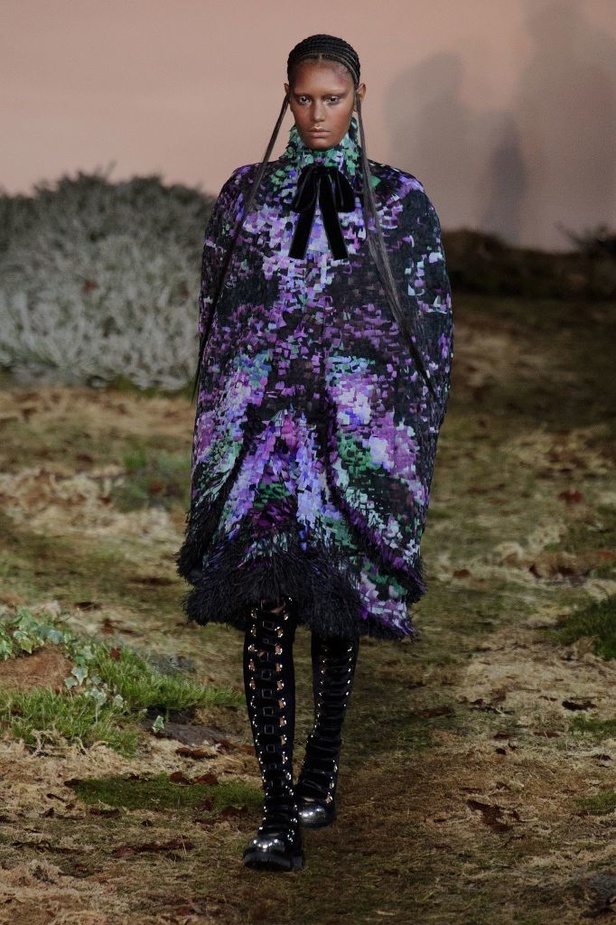 Alexander McQueen أزياء من وحي قصص الخيال