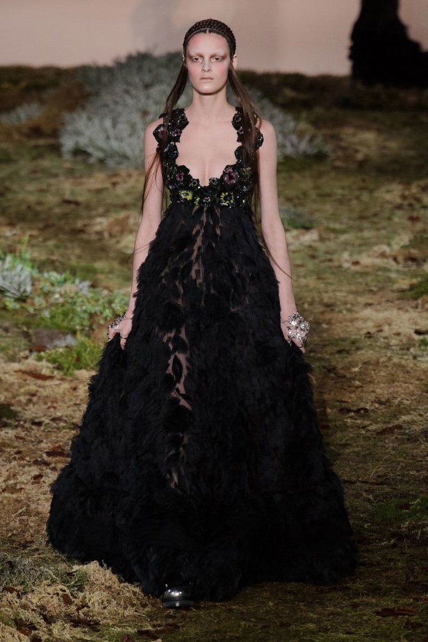 Alexander McQueen أزياء من وحي قصص الخيال