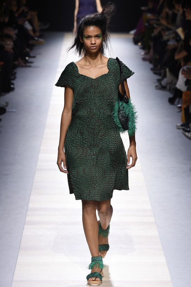 مجموعة Issey Miyake لربيع و صيف 2016