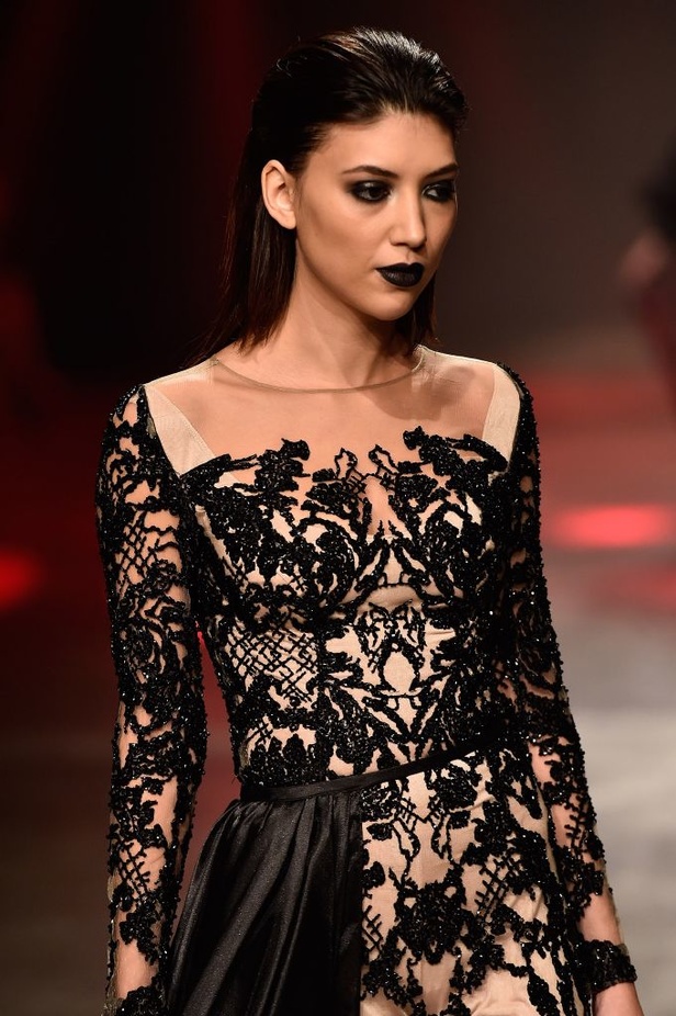 عرض ازياء Yousef El Jasmi لربيع و صيف 2016 