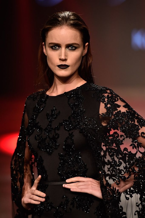 عرض ازياء Yousef El Jasmi لربيع و صيف 2016 