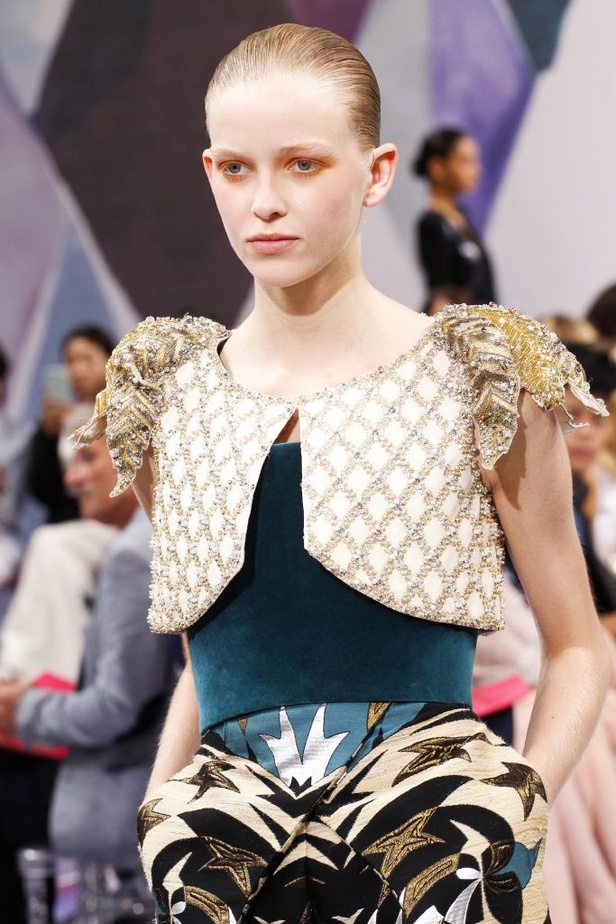 اجواء ساحرة في مجموعة دار ازياء Schiaparelli