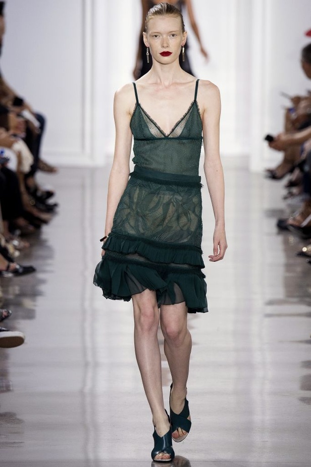 أنوثة وعصرية مبهرة في عرض ناجح لـJason Wu