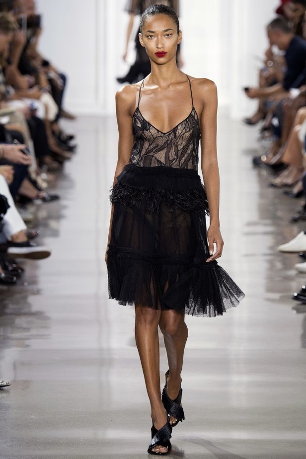 أنوثة وعصرية مبهرة في عرض ناجح لـJason Wu