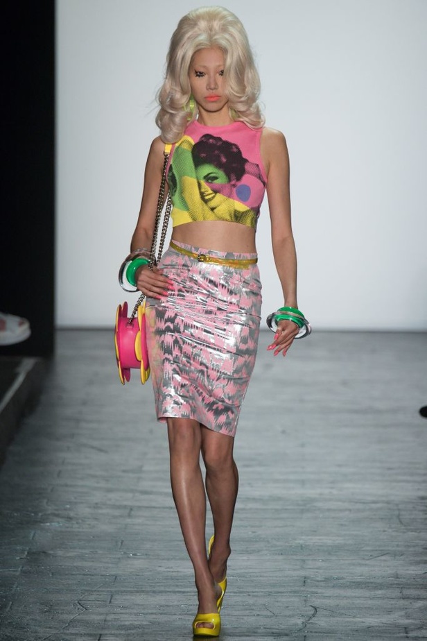 رحلة فكاهية وملونة في عالم Jeremy Scott الخاص!