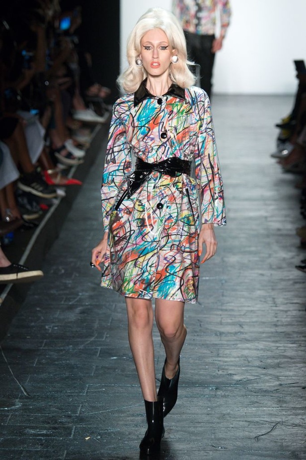 رحلة فكاهية وملونة في عالم Jeremy Scott الخاص!