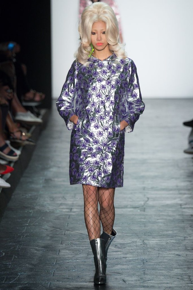 رحلة فكاهية وملونة في عالم Jeremy Scott الخاص!