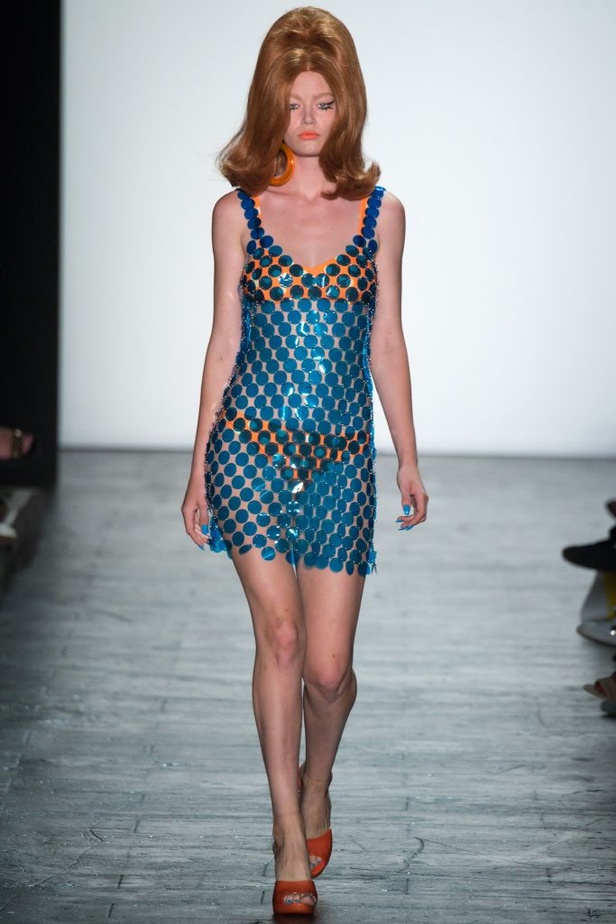 رحلة فكاهية وملونة في عالم Jeremy Scott الخاص!