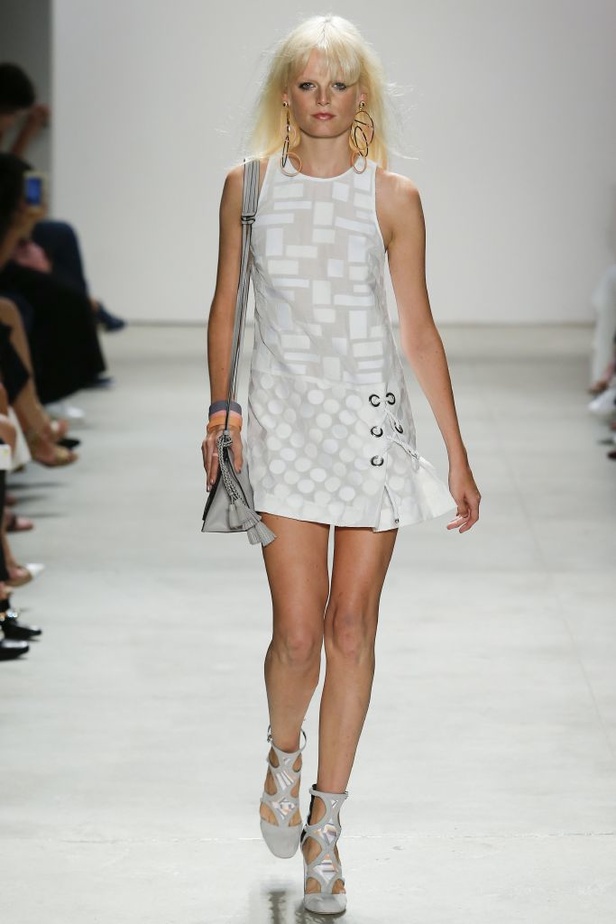 عرض Rebecca Minkoff بين الرومنسية و التمرّد 