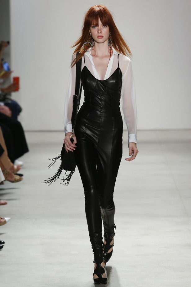 عرض Rebecca Minkoff بين الرومنسية و التمرّد 