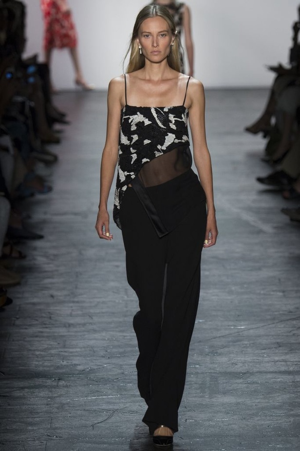 أنوثة وحيوية منعشة في عرض Prabal Gurung المبهر