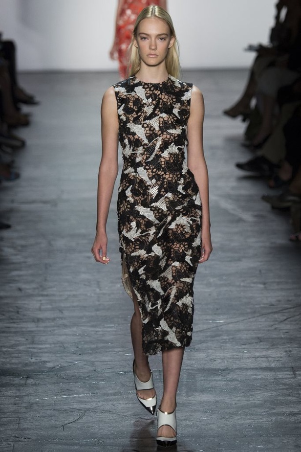 أنوثة وحيوية منعشة في عرض Prabal Gurung المبهر