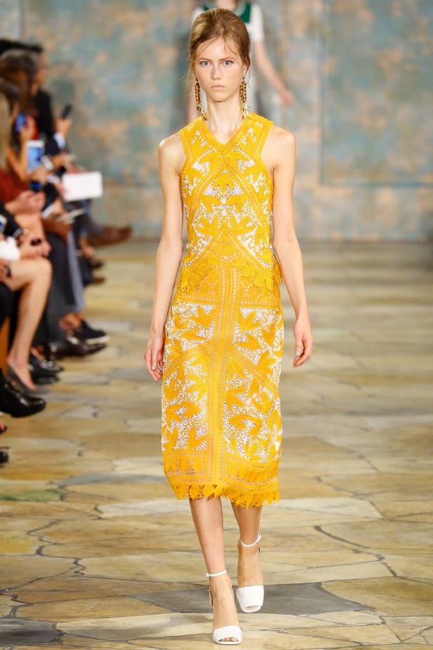 Tory Burch: أزياء صيفية حيوية ومريحة..