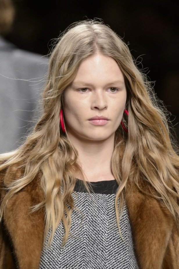 ازياء مزينة بالفرو الفاخر والزهور تسيطر على مجموعة fendi لخريف وشتاء 2018