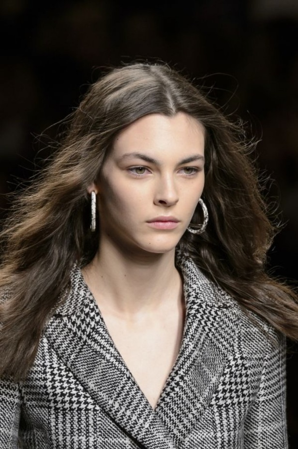 ازياء مزينة بالفرو الفاخر والزهور تسيطر على مجموعة fendi لخريف وشتاء 2018