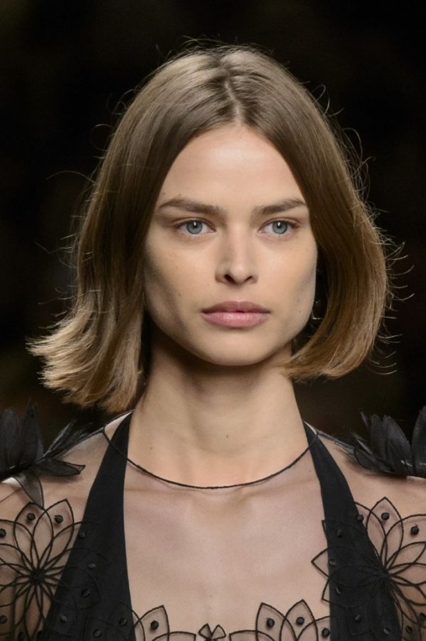 ازياء مزينة بالفرو الفاخر والزهور تسيطر على مجموعة fendi لخريف وشتاء 2018