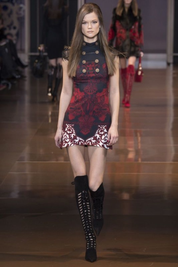 Versace... المرأة بكامل أنوثتها وعظمتها