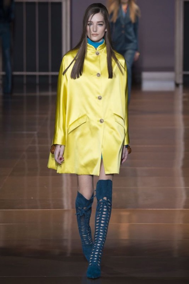 Versace... المرأة بكامل أنوثتها وعظمتها