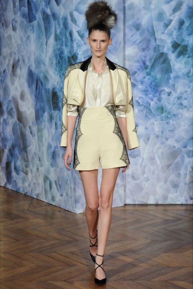 Alexis Mabille: جرأة بالألوان والقصّات 