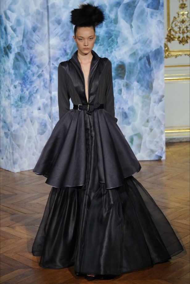 Alexis Mabille: جرأة بالألوان والقصّات 