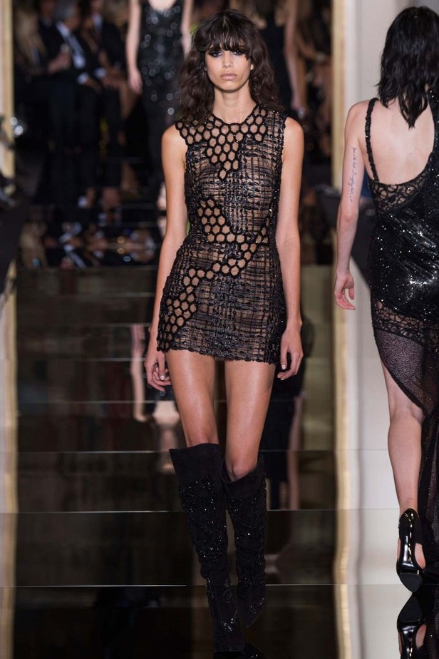 Versace تجمع بين الأنوثة والجرأة!