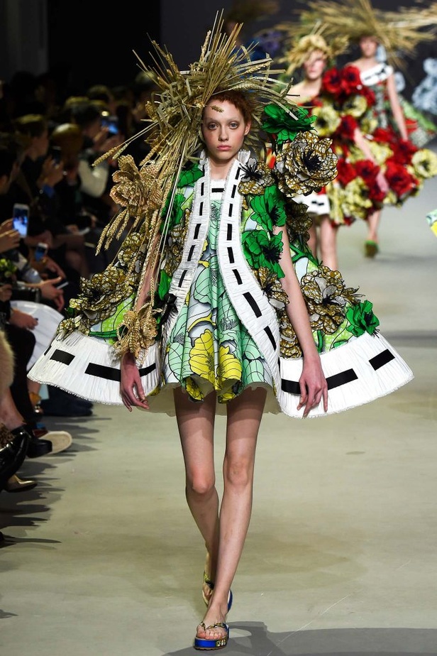 براعم وورود تتفتّح على فساتين Viktor & Rolf