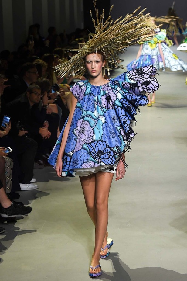 براعم وورود تتفتّح على فساتين Viktor & Rolf