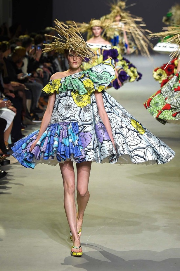 براعم وورود تتفتّح على فساتين Viktor & Rolf