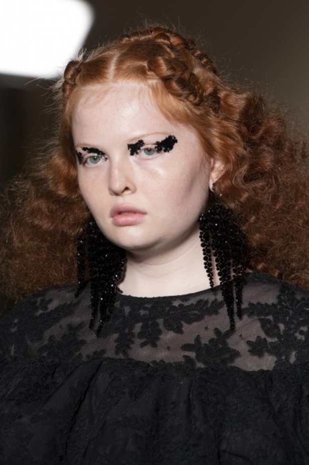 مجموعة الالبسة الفاخرة من SIMONE ROCHA لخريف وشتاء 2020-2021