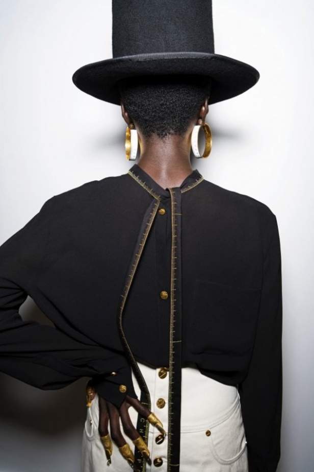 عرض ازياء مجموعة Schiapparelli لربيع وصيف 2021 من أسبوع الموضة في باريس