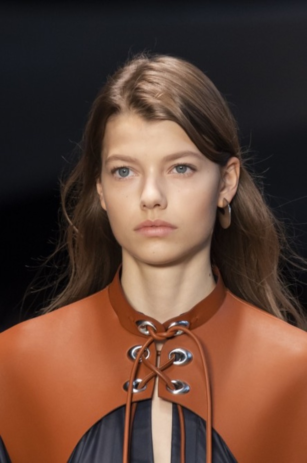 الأنوثة المفعمة بالرومانسية المعاصرة مع مجموعة Sportmax لربيع وصيف 2020