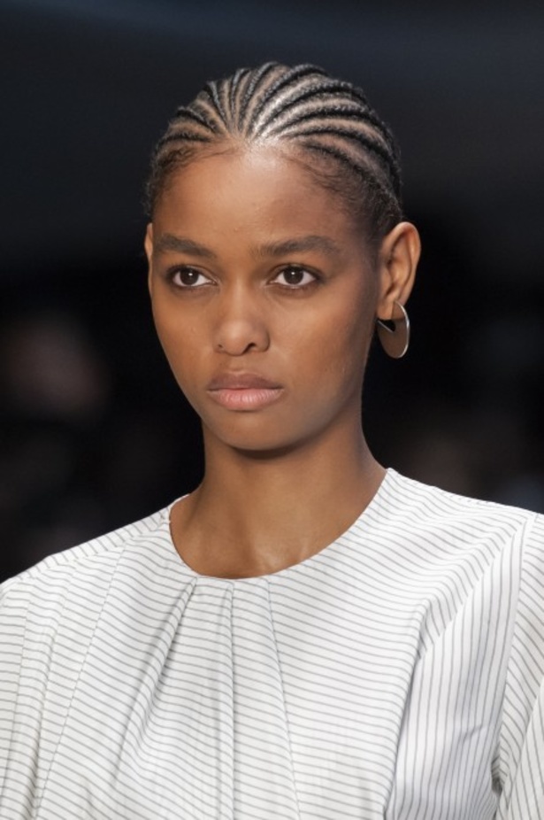 الأنوثة المفعمة بالرومانسية المعاصرة مع مجموعة Sportmax لربيع وصيف 2020