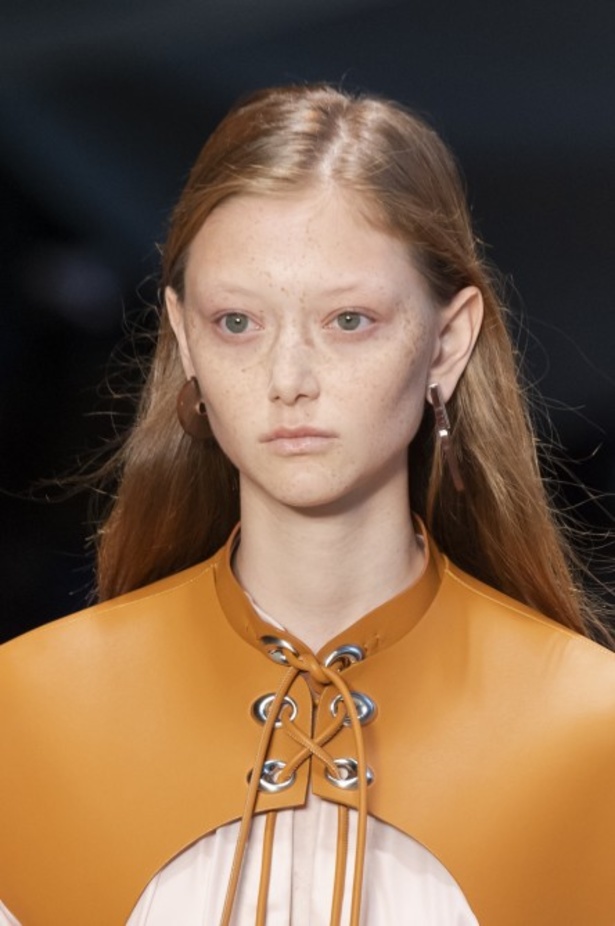 الأنوثة المفعمة بالرومانسية المعاصرة مع مجموعة Sportmax لربيع وصيف 2020