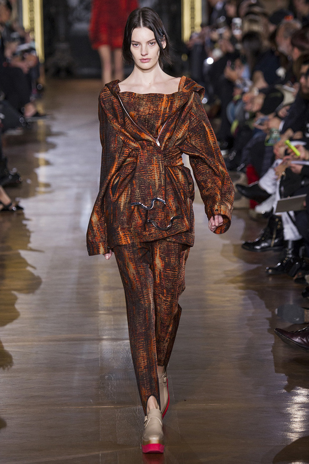 Stella McCartney: تصاميم عملية بلمسات رجالية