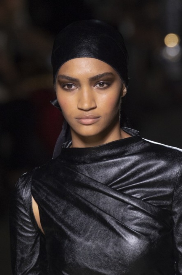 توم فورد يفتتح أسبوع الموضة النيويوركي بعرض كلاسيكي فاخر